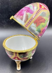 lot 182 image: Vecceli of Italy Egg Shaped Trinket Box