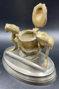 lot 189 image: Levenger Inkwell with Brass Frogs and Snail