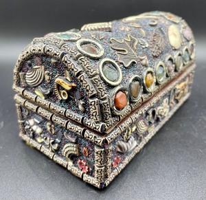 lot 193 image: Petite Decorative Resin Trinket Box Chest with Stone Accents
