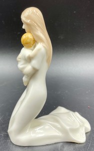 lot 240 image: Fine Porcelain Figurine by Unicorn Studio