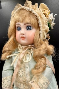 lot 256 image: Vintage Pretty Porcelain Doll