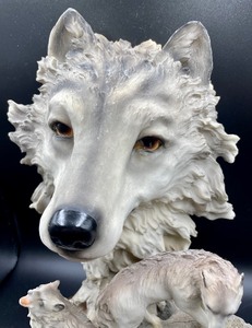 lot 257 image: Realistic Resin Wolf Sculpture