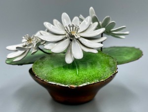 lot 263 image: Cute Metal Lily Pad Decorative Item