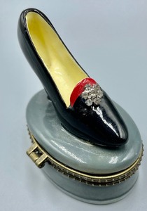 lot 277 image: Vintage Marilyn Monroe Black Shoe Trinket Box