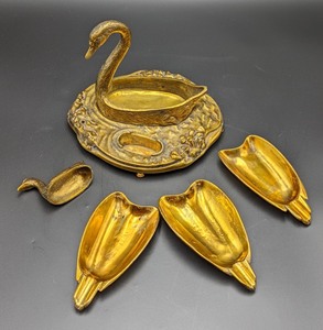 lot 60 image: Vintage Brass Swan Nesting Ashtrays