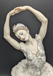lot 62 image: Giuseppe Armani Giselle Ballerina Figurine