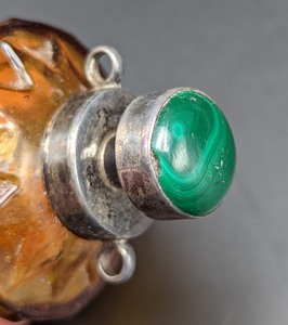 lot 80 image: Malachite and Sterling Topped Snuff Bottle