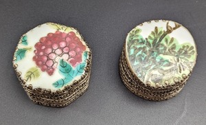 lot 82 image: Pair of Chinese Porcelain Shard Topped Trinket Boxes