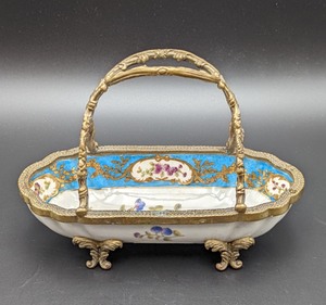 lot 81 image: Handled Chinese Porcelain Footed Dish