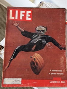 lot 342 image: Large Variety of Vintage LIFE Magazines