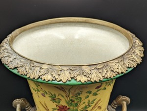 lot 344 image: Lovely Handled Chinese Vase