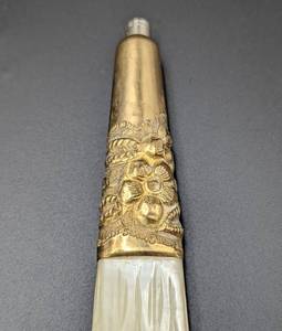 lot 350 image: Antique Mother of Pearl Parasol Handle