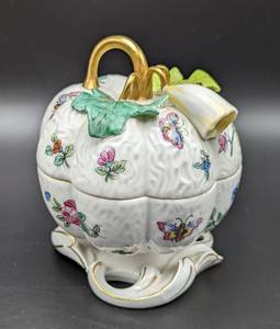 lot 357 image: Two Lovely Covered Porcelain Dishes