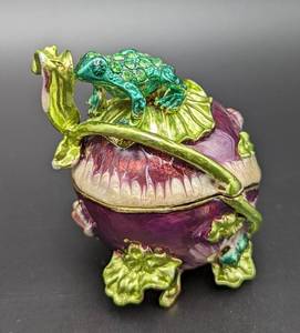 lot 388 image: Frog and Turtle Figurine Trinket Boxes