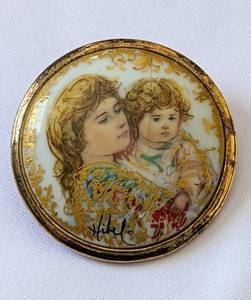 lot 333 image: West German Painted Porcelain PendantBrooch