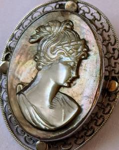 lot 335A image: Vintage Mother of Pearl Cameo Brooch
