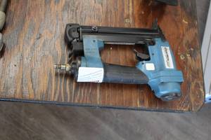 lot 172 image: Stan-Tech SDS18-14N Pneumatic Underlayment Stapler