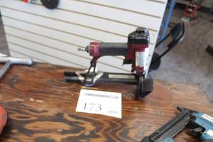 lot 173 image: Pneumatic 18 GA Laminate Flooring Stapler