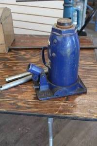 lot 185 image: LincolnHein Werner 20-Ton Pump Jack