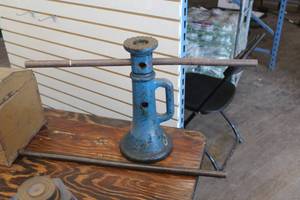 lot 184 image: 12-Ton Screw Jack