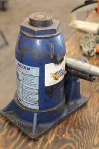 lot 183 image: LincolnHein Werner 12-Ton Bottle Jack