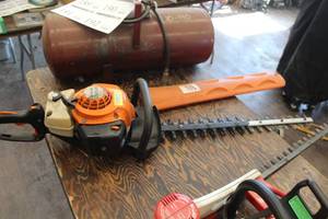 lot 189 image: Stihl HS 81R Gas Hedge Trimmer 24