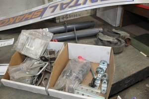 lot 307 image: Trailer Jack Assemblies and Hardware