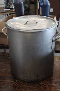 lot 409 image: Metal Stock Pot with Strainer 40-Quarts