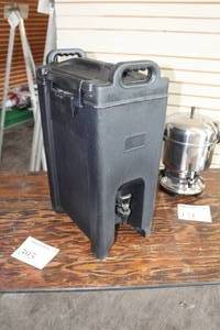 lot 395 image: Carlisle Plastic Cambro Container for Hot Liquids
