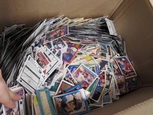 GIANT LOT OF SPORTS CARDS - VARY IN SPORT