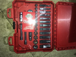lot 35 image: Milwaukee 14 in. Drive Metric Ratchet and Socket Mechanics Tool Set (28-Piece)