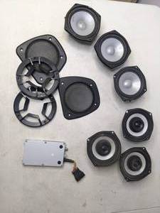 lot 122 image: Lot of (6) 5 Speakers and Harley-Davidson HarmonKardon Infotainment Radio - Z