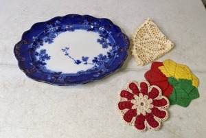 lot 129 image: Vintage Ridgway Flow Blue Semi Porcelain Platter and Doilies - R