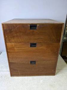 lot 262 image: Vintage 3 Drawer Dresser Chest - N