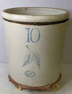lot 274 image: Vintage Red Wing Union Stoneware Co. 10 Gallon Crock - N