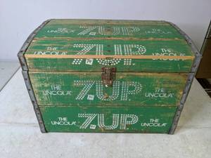 lot 256 image: Vintage The Uncola 7-Up Wooden Chest Crate - N