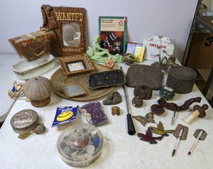 lot 317 image: Collection of Vintage Trinkets and Treasures - N
