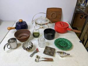 lot 287 image: Collection of Vintage Serving Dishes and Kitchenwares - N