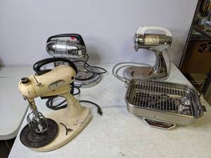 lot 289 image: Lot of 3 Vintage Electric Mixers Dormeyer & Hamilton Beach and 1 Farberware Electric Broiler - N