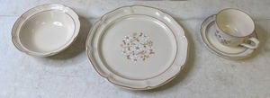 lot 309 image: The Covington Edition Stoneware Idlewild Made in Japan Hand Decorated Vintage 1970s - N