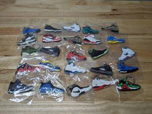 lot 50 image: Collection of 25 Brand New Nike and Jordan Shoe Sneaker Keychains Retro Air Foamposite - T