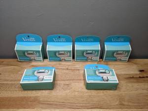 lot 49 image: Lot of 24 Brand New Gillette Venus Womens Deluxe Smooth Sensitive Shaving Blades - T