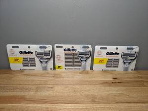 lot 40 image: Set of 24 Brand New Gillette Skinguard Shaving Blades - T
