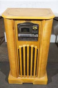 lot 117 image: Antique Look Memorex AMFMRecord Player Combo