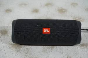 lot 60 image: JBL Flip 5 Bluetooth Speaker