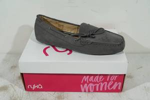 lot 106 image: Journee Collection Thatch Shoes - Womens 12