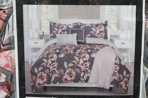 lot 155 image: Ellen Tracy 6 Piece Comforter Set - King