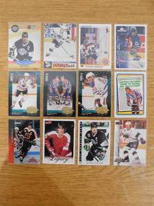lot 62 image: (50) Wayne Gretzky Hockey Cards HOFer