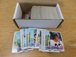 lot 68 image: 1975 Topps Football 350 Cards