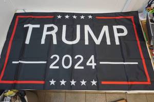 lot 33 image: Trump flag